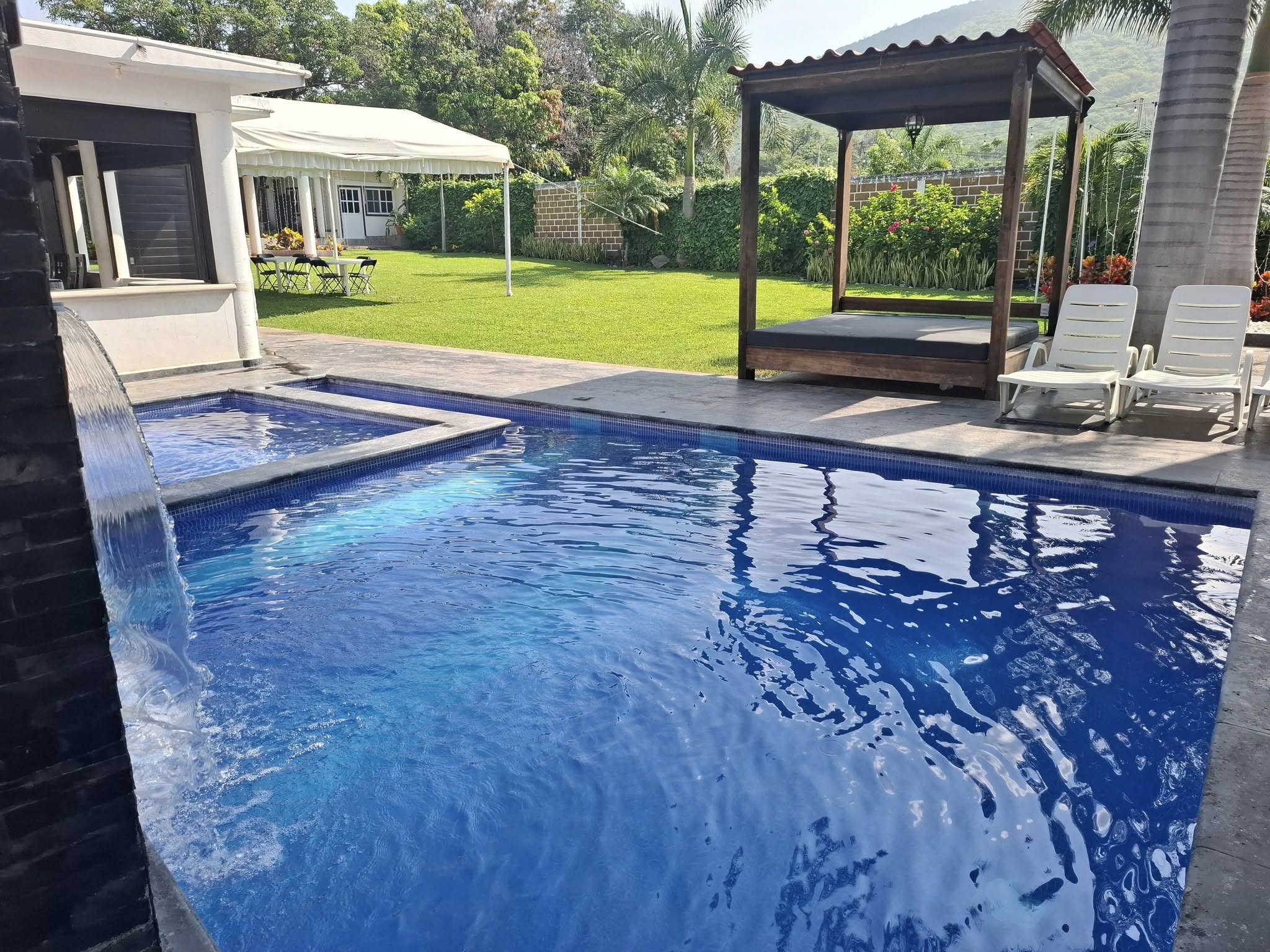 Chapoteadero y camastros